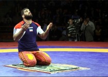 نماز شکر پهلوان اول ایران روی تشک+عکس