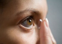 هنگام استفاده از لنز به چشم پزشک مراجعه  کنید/ عفونت قرنیه موجب تخلیه چشم می شود