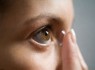 هنگام استفاده از لنز به چشم پزشک مراجعه  کنید/ عفونت قرنیه موجب تخلیه چشم می شود