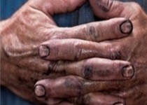 دولت حداقل یک میلیون تومان از حق کارگران را نمی‌دهد/دولتمردان یک شب گرسنه نخوابیده‌اند