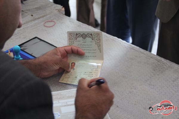 استاندار سیستان وبلوچستان در انتخابات مجلس شورای اسلامی و خبرگان رهبری شرکت کرد+ تصاویر