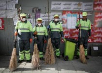 زحمت وعده های دیوار زده نامزده ها بر دوش کارگران شهرداری/ وعده های کاندیدا زیر جاروی رفتگران