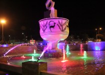 ازرقص و پایکوبی عمو نوروز برای گرفتن عیدی تا نصب نمادهای سفره هفت سین در شهر/ زاهدان آماده استقبال از مسافران نوروزی شد