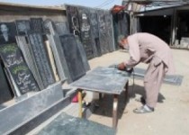 حک پایان داستان زندگی برروی سنگ خانه ابدی/ از عرق جبین کارگر سنگتراش تا کسب رضایت خدا برای آخرت