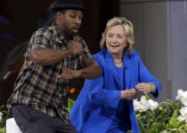 عکس/ رقصیدن برای چند رای بیشتر