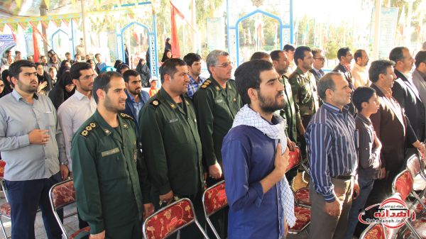 غبار روبی و عطر افشانی گلزار شهدا در زاهدان