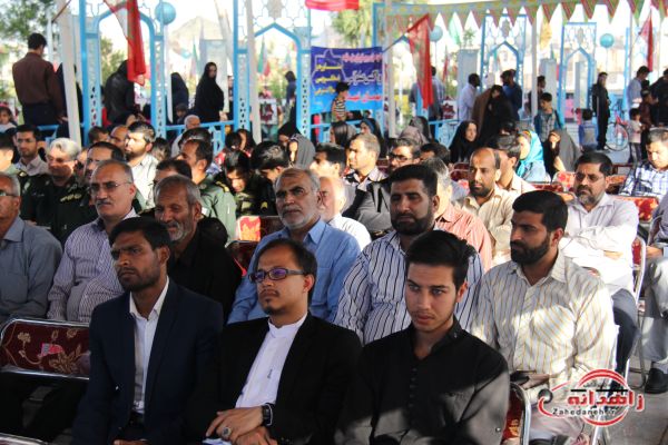 غبار روبی و عطر افشانی گلزار شهدا در زاهدان