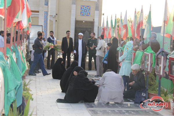 غبار روبی و عطر افشانی گلزار شهدا در زاهدان