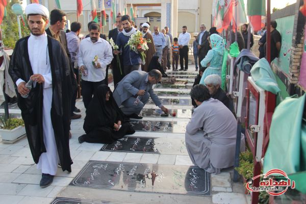 غبار روبی و عطر افشانی گلزار شهدا در زاهدان