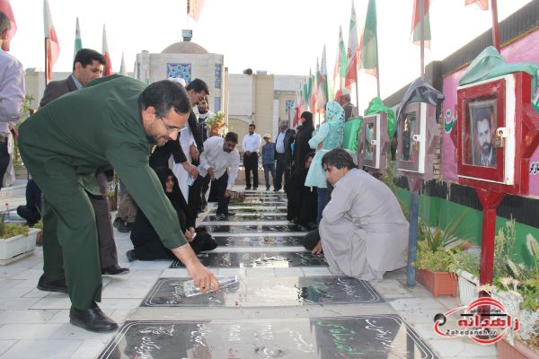 غبار روبی و عطر افشانی گلزار شهدا در زاهدان