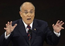 ادعای شهردار سابق نیویورک: ما در واقع به ایران پول می‌دهیم تا ما و متحدانمان را بکشد/ آیا ما دیوانه‌ایم؟