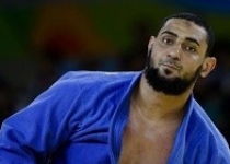 اخراج از دهکده به خاطر دست‌ندادن به ورزشکار اسرائیلی