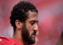 امتناع یک ورزشکار از ایستادن هنگام پخش سرود ملی آمریکا واکنش ترامپ را برانگیخت