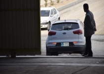 حضور آقای مسئول در جلسه اقتصاد مقاومتی با ماشین خارجی برای حمایت از تولید ملی!