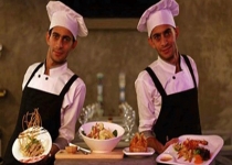 ساعت‌ها پای دیگ نذری امام حسین(ع) بدون کمترین خستگی آشپزی‌ می‌کنیم/مادرمان بهترین استاد آشپزی ما است