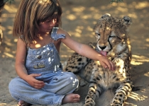 دختر بچه ای که ترسناکترین دوستان جهان را دارد +تصاویر