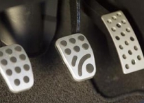 هنگام ترمز بریدن خودرو باید چه اقداماتی انجام دهیم ؟