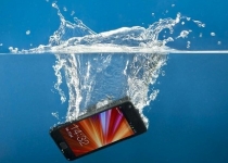 اگر تلفن همراهتان در آب افتاد این کارها را انجام دهید