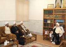 زندگی من از محل حق التالیف کتابهایم می گذرد/خمس فقط خرج روحانیت نمی شود