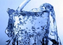 چه کسی گفته روزانه ۸ لیوان آب بنوشید؟