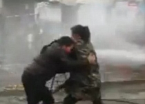 دعوای خنده دار دو زن با آب بر سر یک مشتری +تصاویر