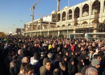 حضور اقشار مختلف در کنار مسئولان/ حضور رؤسای مجلس و قوه قضائیه؛ غیبت روحانی/ تشییع پیکر ۱۶ شهید آتش‌نشان روی دست مردم