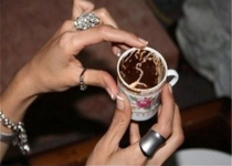 سرنوشت زنان ایرانی در ته فنجان‌های چینی!/ قانون درباره فالگیرها و رمال‌ها چه می‌گوید؟