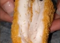 کرم‌هایی که از داخل مرغ سوخاری بیرون زدند +تصاویر