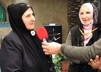 مادر و همسر شهید بوسنیایی برای راهپیمایی 22 بهمن به ایران آمد