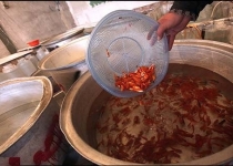 از رهاسازی ماهی قرمز در رودخانه ها خودداری کنید/ احتمال شیوع عفونت های گوارشی از ماهی های غیر بهداشتی