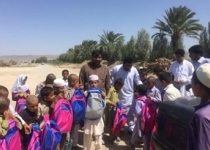 اهدای بیش از 70 بسته آموزشی به دانش آموزان بخش محروم ریگ ملک میرجاوه