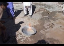 رخ دادن پدیده ای نادر در چاه آب خانگی شهروند مهرستانی/اشتعال آب به جاذبه دیدنی مردم تبدیل شد