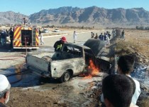 نشت بنزین، خودروی وانت را در خاش به کام آتش کشید/ راننده جان سالم به در برد + تصاویر