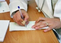 سردرگمی بیماران از چند نرخی بودن ویزیت ها/ عضو کمیسیون بهداشت و درمان مجلس: دریافت هرگونه تعرفه خارج از میزان اعلامی غیرقانونی است