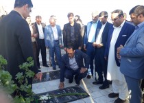 غبار روبی مزار شهدا زاهدان توسط برخی از مسئولین