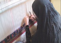 وقتی اقتصاد مقاومتی در منزل معنا پیدا می کند/ کارآفرینی بانوی سیستانی با دار قالی