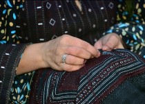 گلایه کارآفرین نیکشهری از بی رونقی بازار فروش/حمایتی از صنایع دستی نمی شود