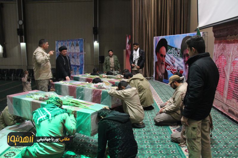 وداع خادمان شهدا با پیکر سه شهید گمنام در زاهدان