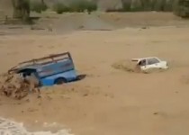 ماجرای گرفتار شدن دو خودرو در روخانه لار زاهدان چه بود؟+فیلم