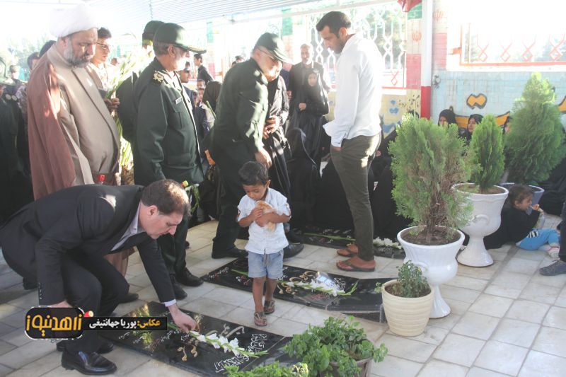 برگزاری مراسم غبار روبی مزار شهدا در زاهدان