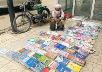 پیرمرد کتاب فروش زاهدانی دکه دار می شود