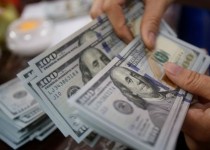 دلار ۲۳۰۰ تومان ارزان شد/ صراف‌ها: همه فروشنده هستند؛ خریدار نداریم