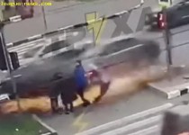 راننده ای که عابران را در پشت چراغ جارو کرد!