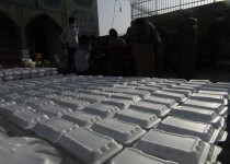 توزیع ۴۰۰ کیلو کمپوت و دو هزار پرس غذای گرم بین خانواده های نیازمند کرونایی در زاهدان