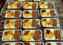 توزیع ١٠٠٠ عدد ماسک و ١۵٠ پرس غذای گرم بین کارتن خواب های حاشیه شهر زاهدان