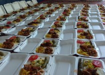 توزیع ۶٠٠ پرس غذای گرم بین خانواده های نیازمند حاشیه شهر زاهدان