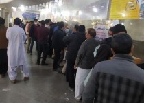 ازدحام جمعیت اداره پست زاهدان در روزهـای کرونایی/ اینجا خبری از فاصله‌گذاری اجتماعی نیست