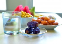 نوشیدن آب زیاد بدون رعایت نکات تغذیه ای باعث مسمومیت روزه دار می شود