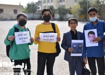 ادای احترام دانش آموزان به شهدا حادثه شاهچراغ