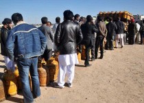 صف های طولانی گاز در زاهدان همچنان پابرجاست/ عدم نظارت، صادرات گاز یا اورهال پالایشگاه ها؛ کدام یک معضل اصلی است؟